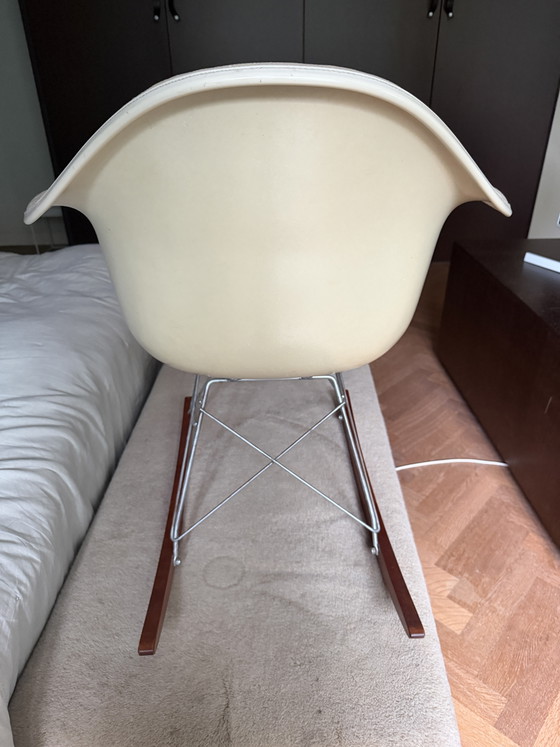 Sedia a dondolo vintage Eames RAR -Herman Miller- noce – Sedie da camera, Vetro (photo 2 of 5)