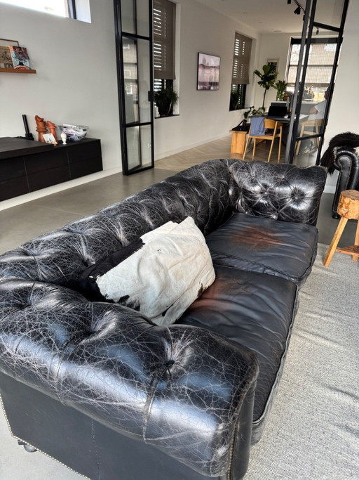 Bank chesterfield look in zwart geschuurd leer