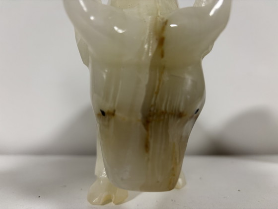 Image 1 of handgeslepen onyx beeldhouwwerk Stier