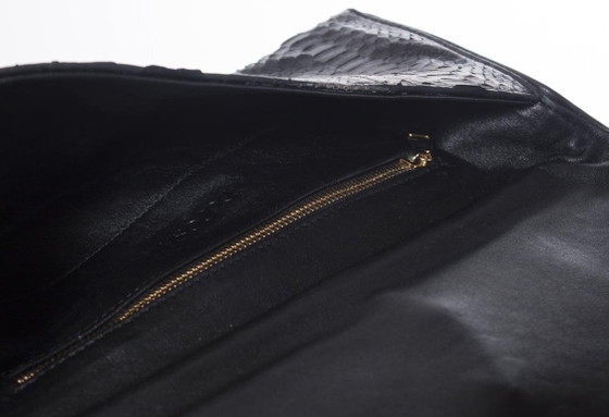 Image 1 of Maison Du Posh, schwarze, gummierte Python-Clutch