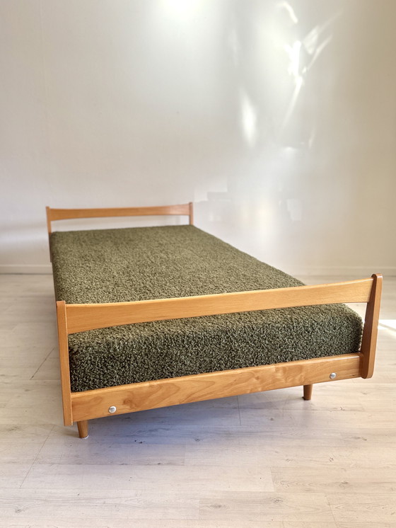 Image 1 of Divano letto vintage anni '50/'60 in peluche bouclé verde