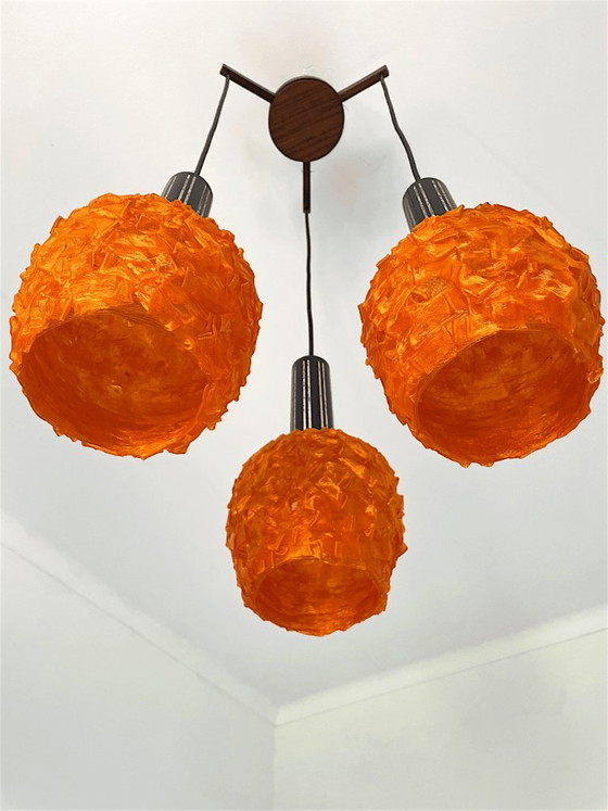Space Age Orange Lucite Spaghetti 3-Light Cascading Hanging Light Chandelier, 1970s – Wood (photo 3 of 11)