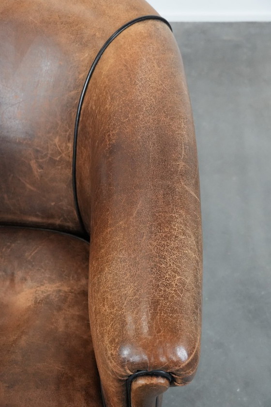 Image 1 of Robusta poltrona club vintage in pelle di pecora con una splendida patina