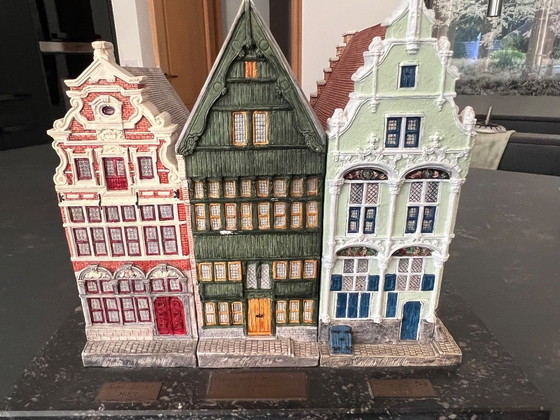 Image 1 of een prachtig miniatuur van de 3 bekendste huizen van Mechelen in de Haverwerf. Het is een uniek stuk.