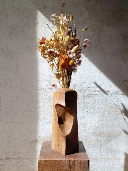 Vaso / scultura in rovere massiccio intagliato