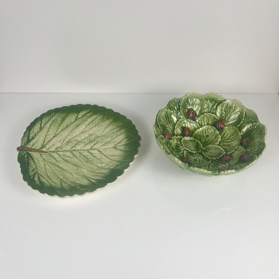 Image 1 of Ciotola/scolapiatti in ceramica a forma di foglia e fragola
