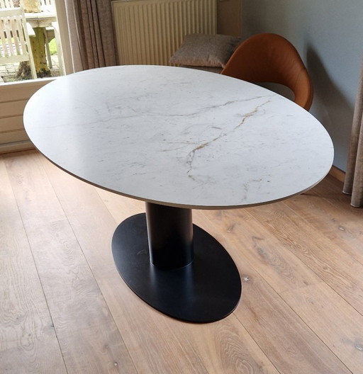 Metaform Orfis Dining table design