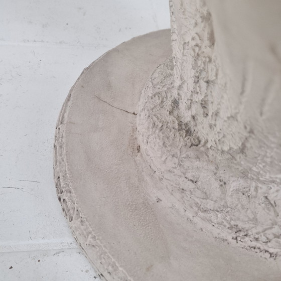 Image 1 of Mesa de centro italiana "Flor" de yeso con placa redonda tallada en facetas, años 70