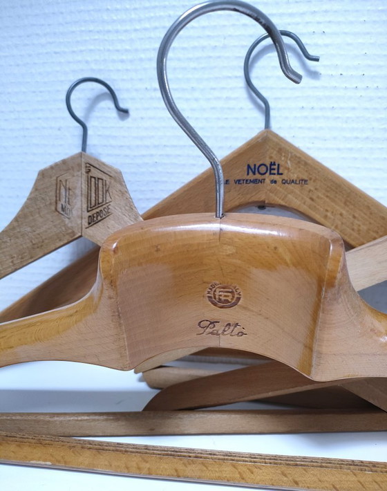 Image 1 of vijf vintage Franse houten kledinghangers met stempel