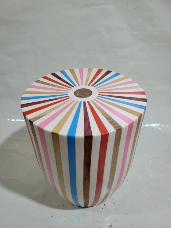 Image 1 of Tavolino in resina colorata fatto a mano in Marocco – Handgemaakt in Marokko Kleurrijke Resin Bijzettafel