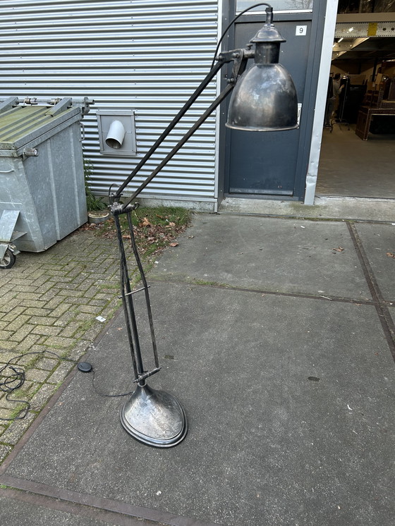 Image 1 of Grote industriële vloerlamp – Flamant – verstelbare arm
