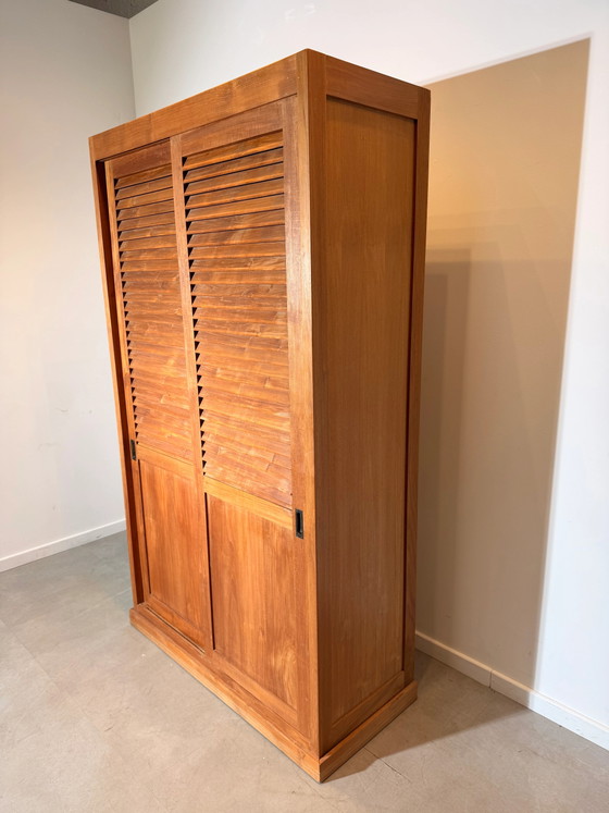 Teak Kleiderschrank mit Lamellen-Schiebetüren – Schränke (photo 4 of 6)