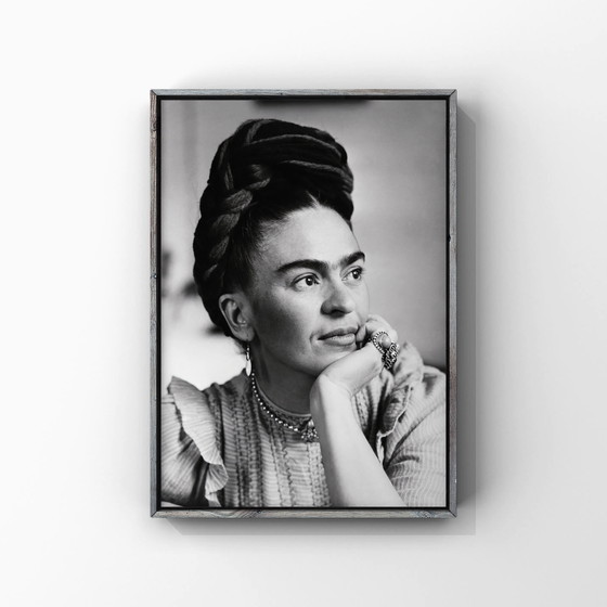 Image 1 of 1x serene Frida Kahlo foto door Nickolas Muray zwart wit