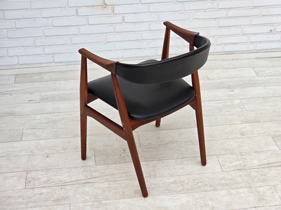 Image 1 of Fauteuil danois des années 1960. Bois de teck, similicuir noir.