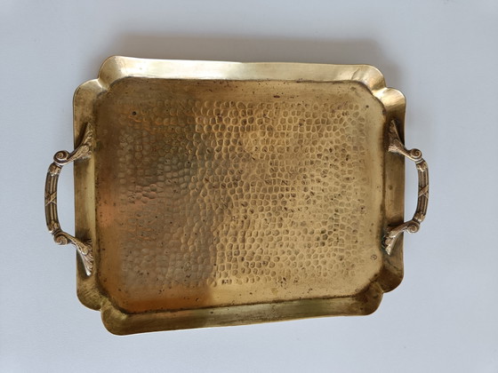Image 1 of Vintage dienblad van gehamerd messing met decoratieve handgrepen – Art Nouveau-stijl
