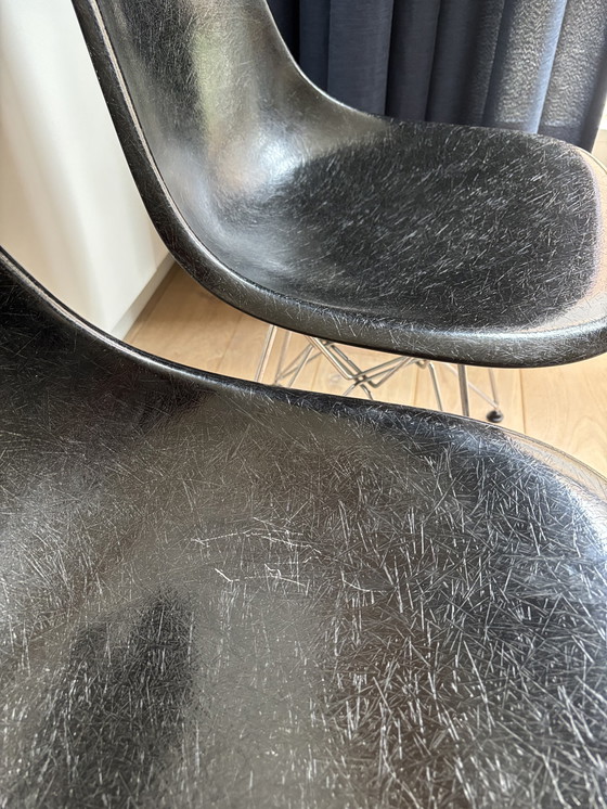 Image 1 of 2x Eames Miller DSR Glasvezel Side Chairs – Zwart