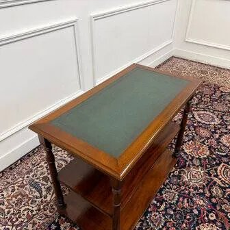Tavolino inglese classico con piano in pelle verde, Credenze, Legno, Chesterfield (foto 7 di 10)