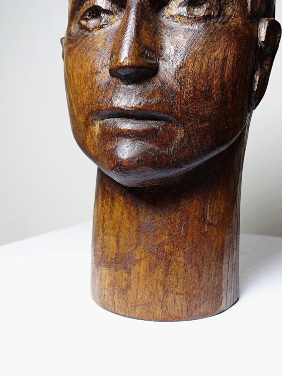 Image 1 of Een sculptuur uit één stuk hout, voorstellende een mannenhoofd, vintage vakmanschap uit de 20e eeuw (jaren 1950).