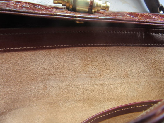 Image 1 of Bolso clásico retro de piel charol marrón oscuro con relieve de cocodrilo, forrado en ante.