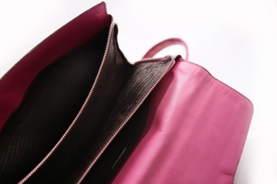 Image 1 of Borsa a tracolla Prada in pelle di coccodrillo rosa con dettagli in metallo argentato.