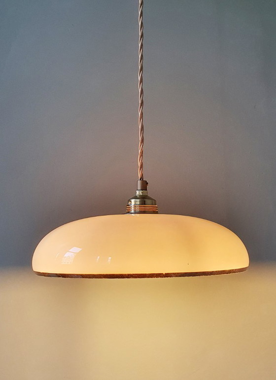 Image 1 of Lampada a sospensione vintage in vetro opalino rosa pastello con finiture dorate.