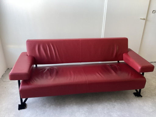 Sofa mit rotem Ledermantel.