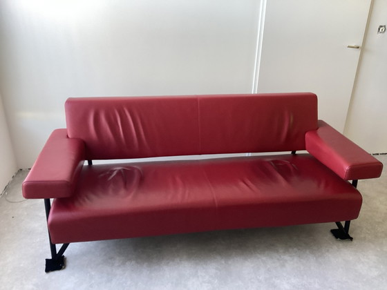 Image 1 of Sofa mit rotem Ledermantel.