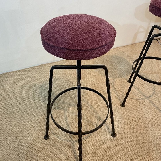 Image 1 of Paire de tabourets de bar pivotants en fer bouclé bordeaux, style vintage italien des années 1950