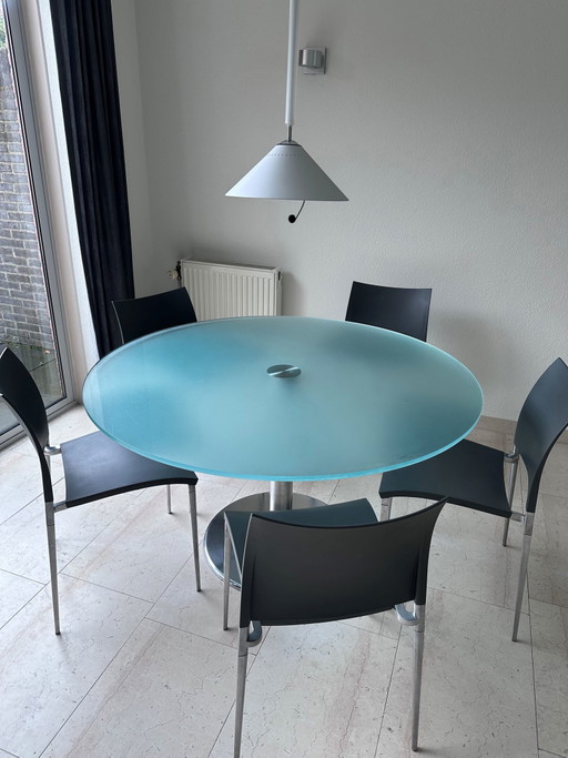 Mesa de comedor Metaform ORFIS con 5 sillas de comedor Desalto