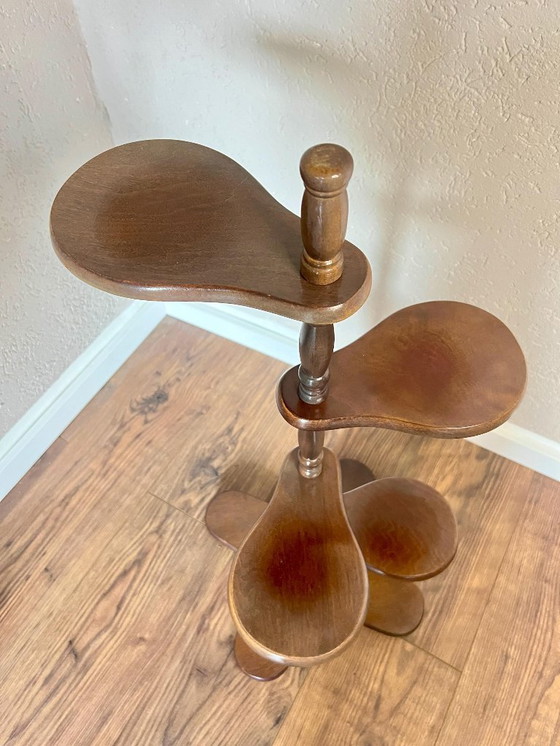 Image 1 of Mid Century Porte-fleurs en noyer, fabriqué à la main en Allemagne dans les années 1960 bon état vintage, tabouret pour fleurs