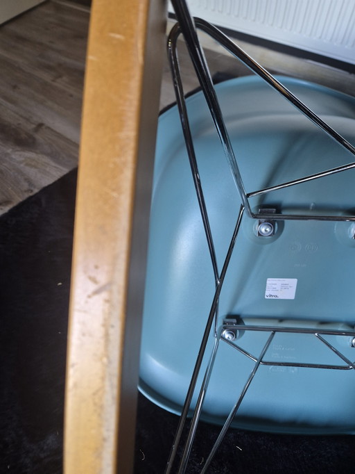 Chaise à bascule Eames RAR en plastique