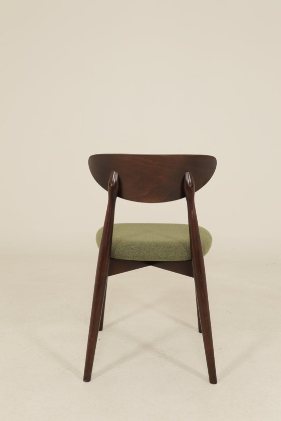 Image 1 of Set moderno di 6 sedie da pranzo, in tessuto verde avocado e legno di faggio noce scuro.