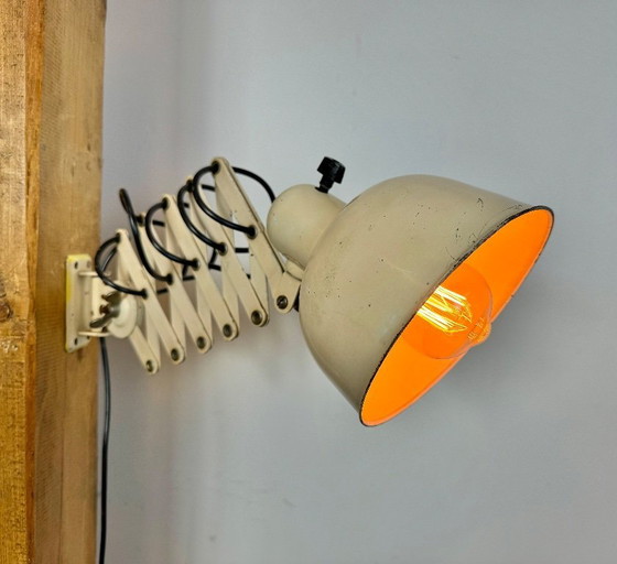 Image 1 of Beigefarbene, industrielle Wandleuchte im Midcentury-Stil mit Scherenmechanismus von Wila Leuchten, 1960er Jahre