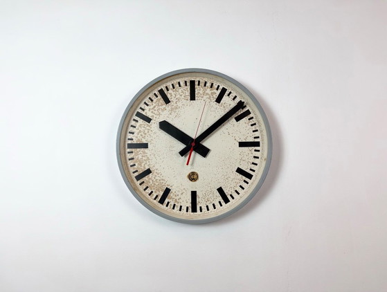 Grande orologio da parete industriale grigio da stazione di CTW, 1960 – Vetro, Ferro (photo 2 of 18)