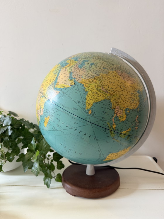 Image 1 of globe terrestre vintage