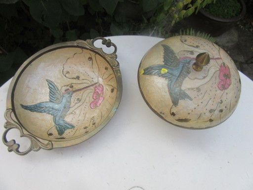 Bol à bibelots en laiton émaillé avec couvercle et plat de service assorti style Art Nouveau
