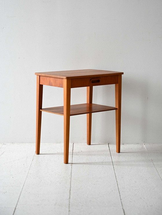 Image 1 of Table de nuit scandinave vintage en teck avec étagère et poignée sculptée