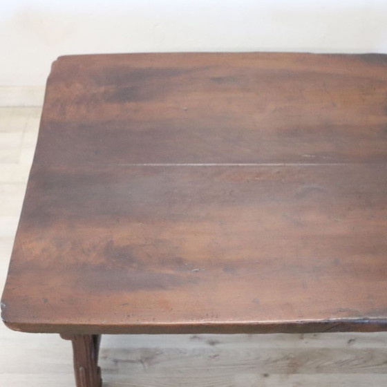 Image 1 of Mesa de centro de nogal macizo, Italia, principios del siglo XX.