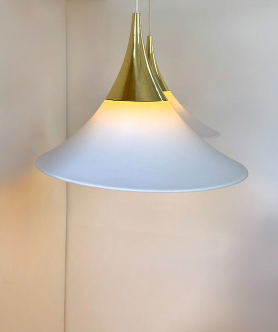 Image 1 of Paire de suspensions par Limburg en laiton et opaline, Allemagne 197