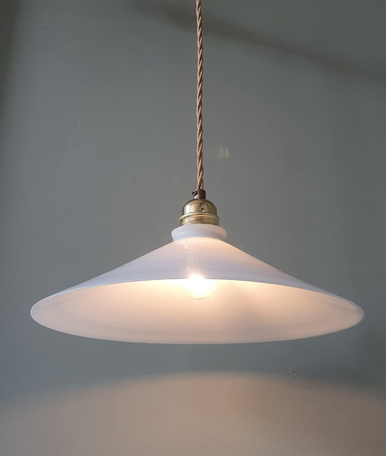 Image 1 of Lampada a sospensione vintage in vetro opalino, stile da banchiere o da calzolaio.