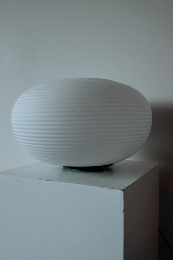 Image 1 of Vintage tafellamp van wit geribbeld melkglas
