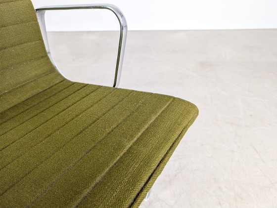 Image 1 of Silla de oficina original de mediados de siglo Herman Miller EA 117 Eames verde