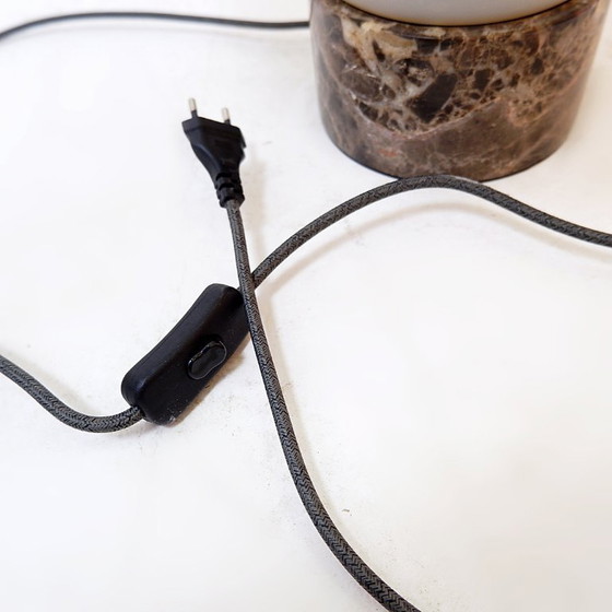 Image 1 of Lámpara de mesa con forma de seta, con base de mármol y pantalla de cristal opalino.