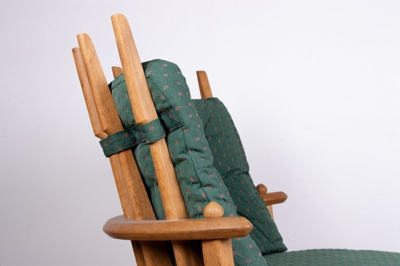 Image 1 of Gran sillón francés de roble macizo diseñado por Guillermo y Chambron para Your Home en 1960.