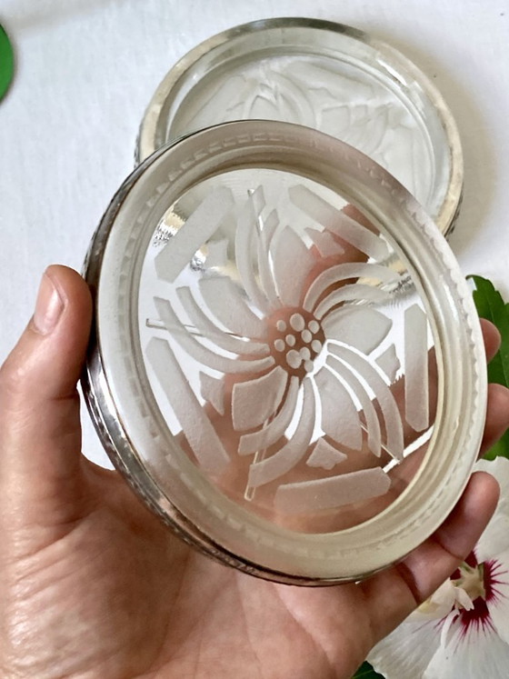 Paar Art-Deco-Flaschenuntersetzer – Sandgestrahltes, graviertes Glas und versilbertes Metall – Frankreich, (photo 10 of 12)