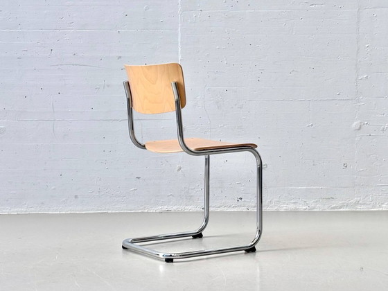 Image 1 of Juego de 4 sillas voladizas Thonet S43 de Mart Stam, fabricadas con tubos de acero cromado y madera contrachapada de haya.