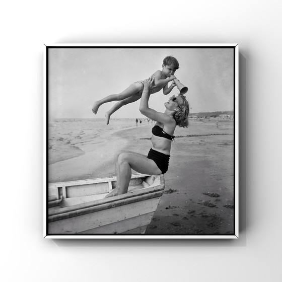 Image 1 of Zandvoort 1953 – Mère et enfant en barque – Estampe d'art