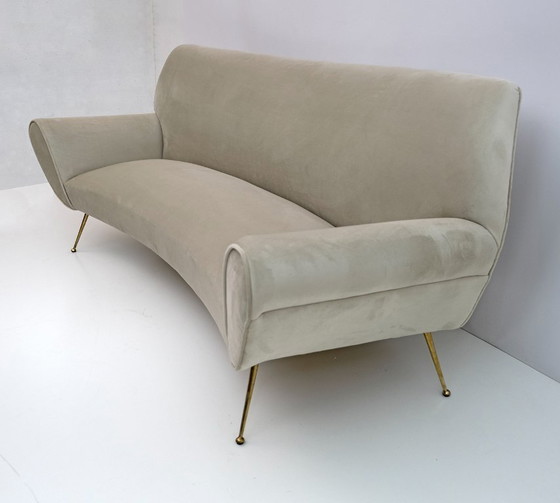 Image 1 of Gigi Radice Mid-Century Modern Italiaanse fluwelen gebogen bank voor Minotti, jaren 50