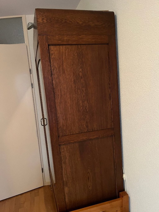 Armario antiguo de madera con puerta de espejo