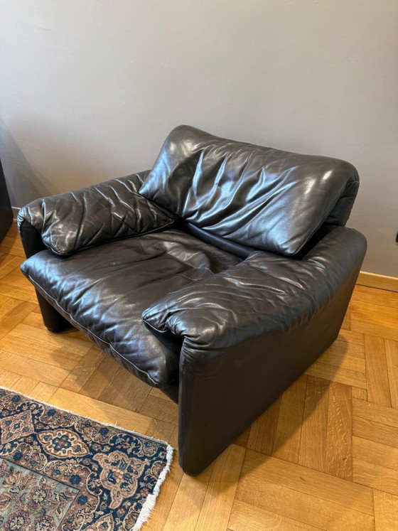 Pair of Maralunga Armchairs by Cassina - Designed by Vico Magistretti in Black Leather (photo 5 of 10)